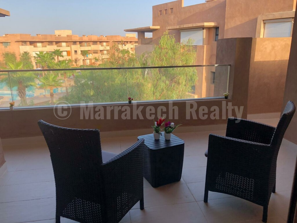 An elegant apartment in the heart of a secure residence with swimming pool, close to the city center.