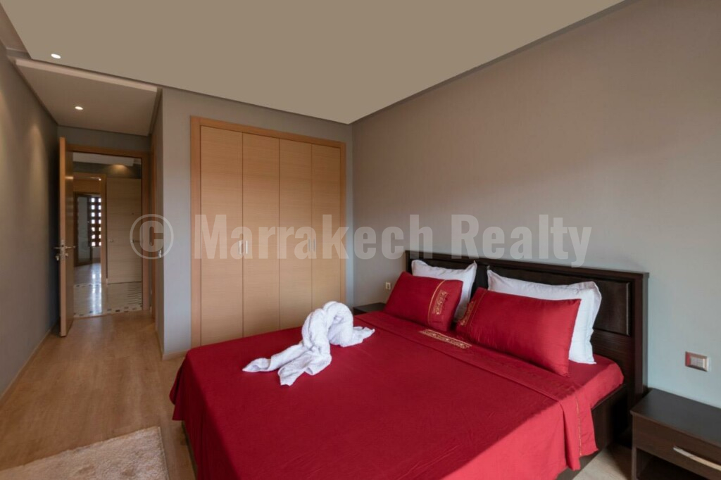 An elegant apartment in the heart of a secure residence with swimming pool, close to the city center.