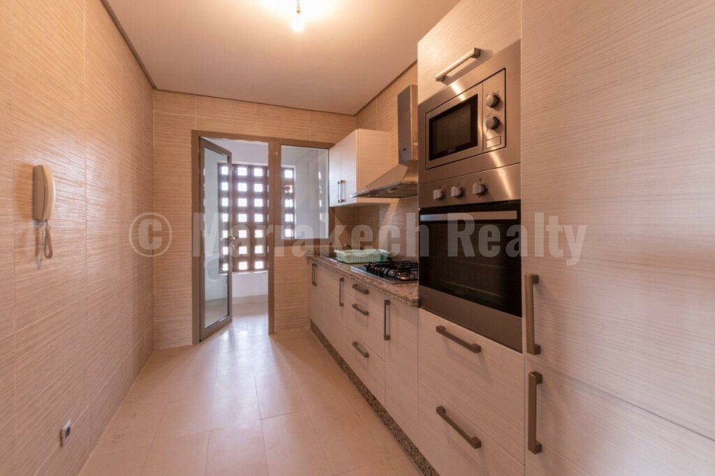 An elegant apartment in the heart of a secure residence with swimming pool, close to the city center.