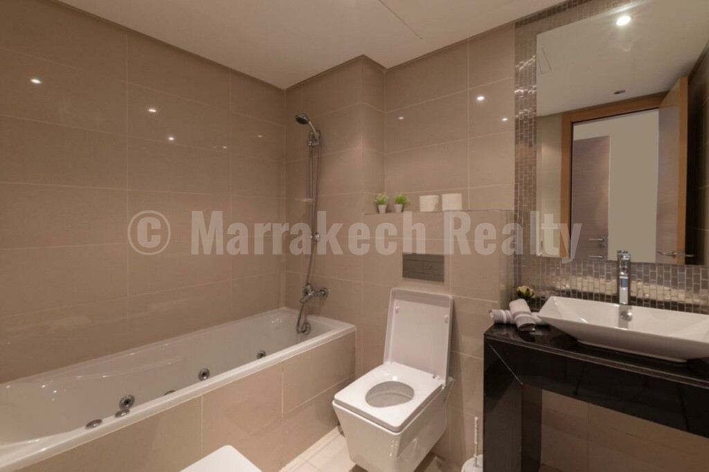 An elegant apartment in the heart of a secure residence with swimming pool, close to the city center.