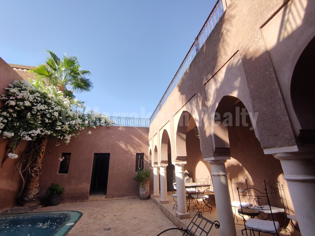 Villa Riad pool of 4 bedrooms nested in a very pretty domain close to the schools of Marrakech