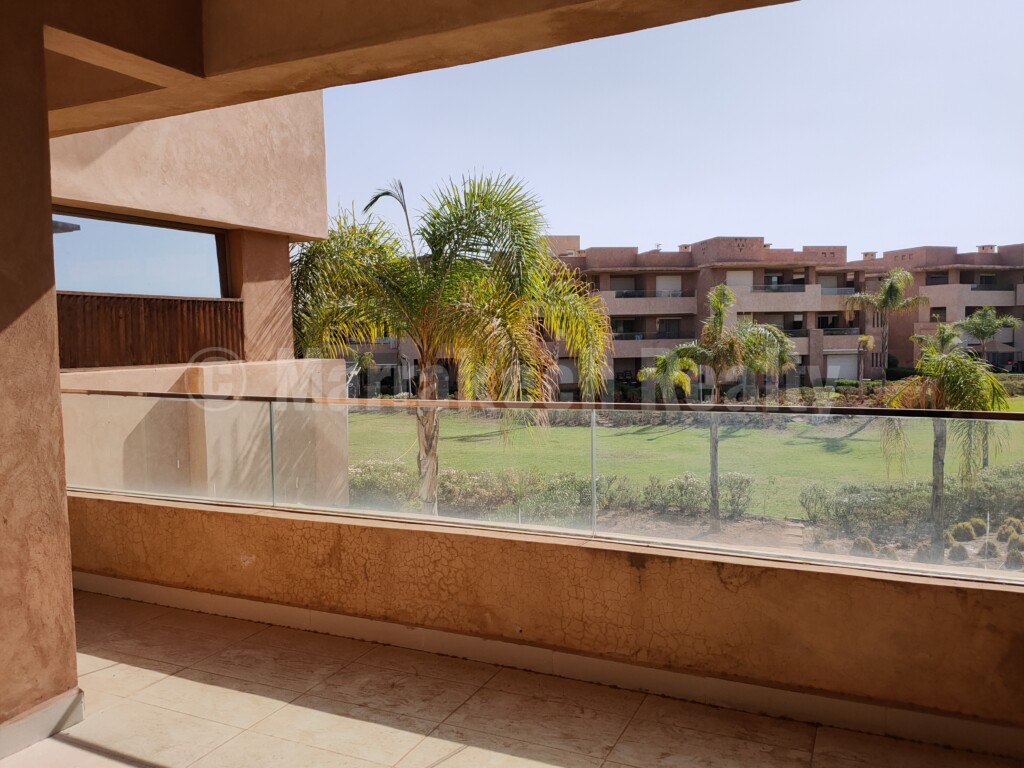 A spacious apartment in the heart of a secure residence with swimming pool, near the city center.