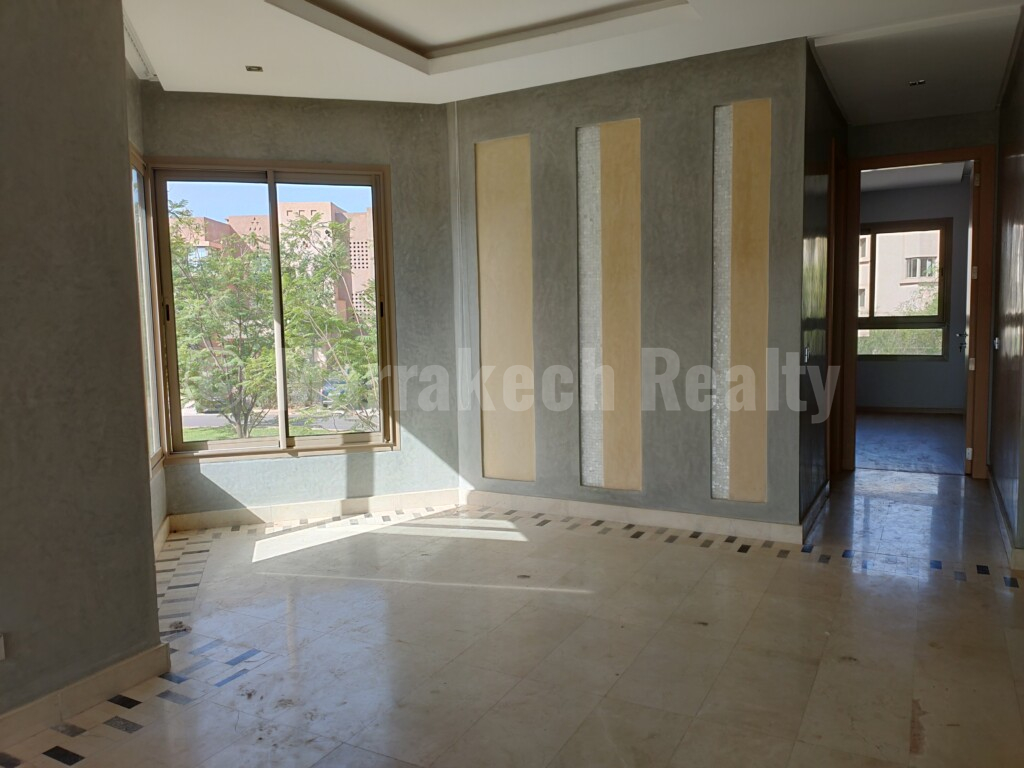 A spacious apartment in the heart of a secure residence with swimming pool, near the city center.