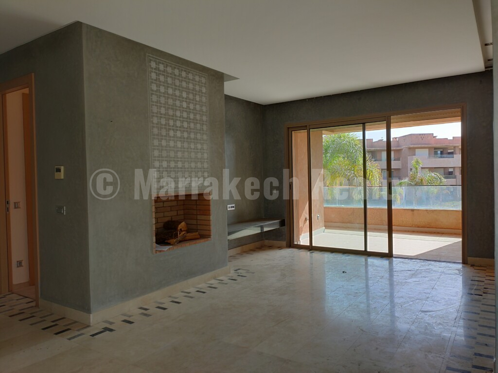 A spacious apartment in the heart of a secure residence with swimming pool, near the city center.