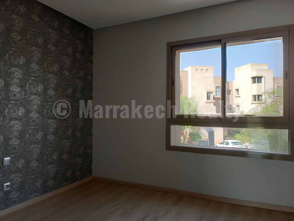 A spacious apartment in the heart of a secure residence with swimming pool, near the city center.