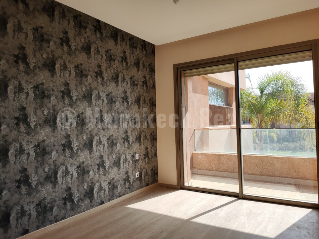 A spacious apartment in the heart of a secure residence with swimming pool, near the city center.