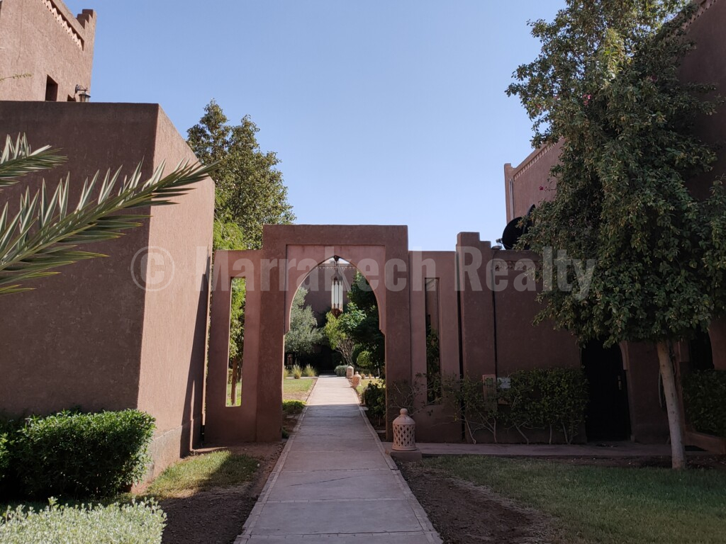 Villa Riad pool of 4 bedrooms nested in a very pretty domain close to the schools of Marrakech