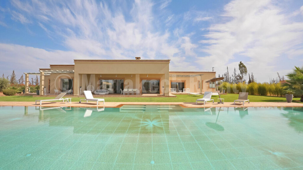 This superb modern 4 bedroom villa seeks new owner