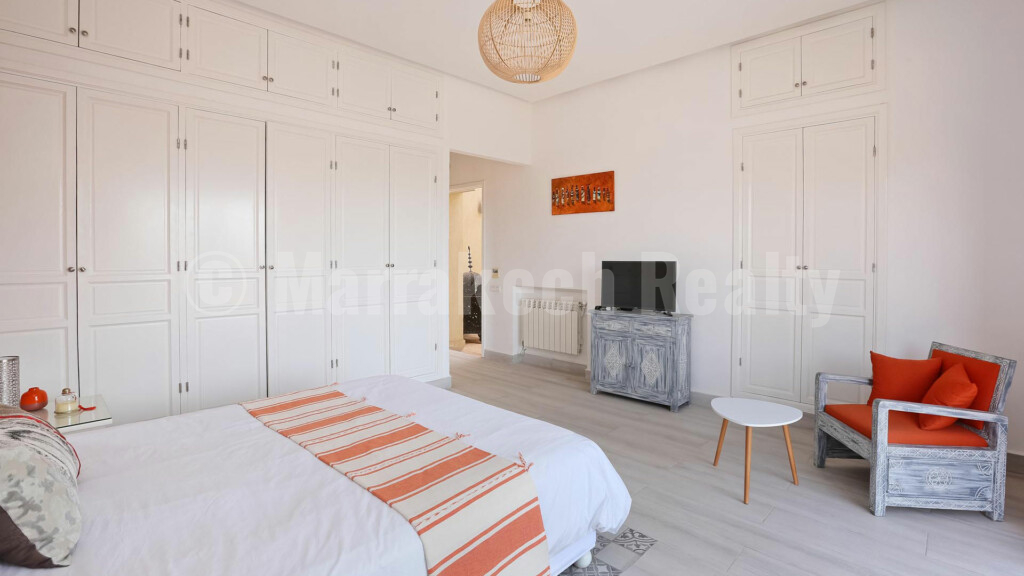 This superb modern 4 bedroom villa seeks new owner