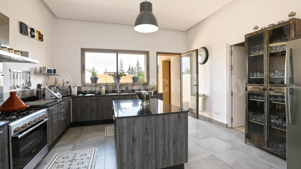 This superb modern 4 bedroom villa seeks new owner