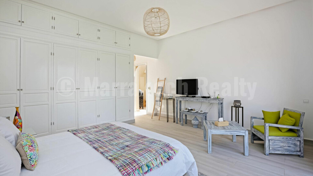 This superb modern 4 bedroom villa seeks new owner