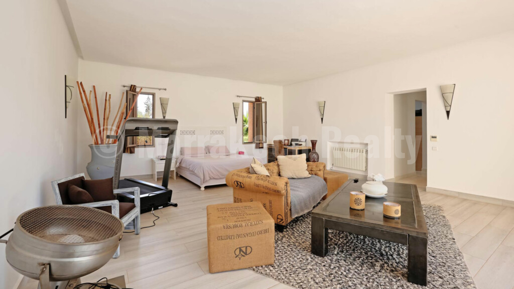 This superb modern 4 bedroom villa seeks new owner