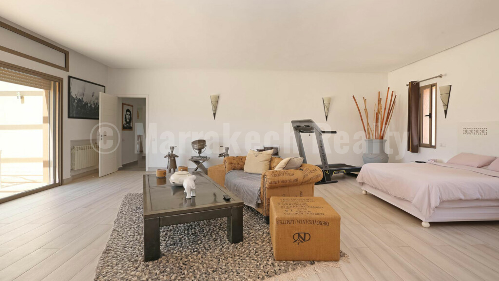 This superb modern 4 bedroom villa seeks new owner