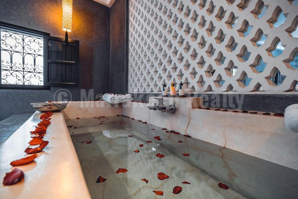 Elegant 12 bedroom Boutique-Riad with prime location