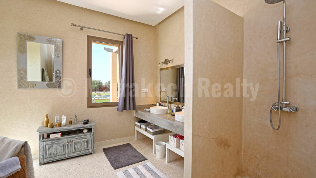 This superb modern 4 bedroom villa seeks new owner