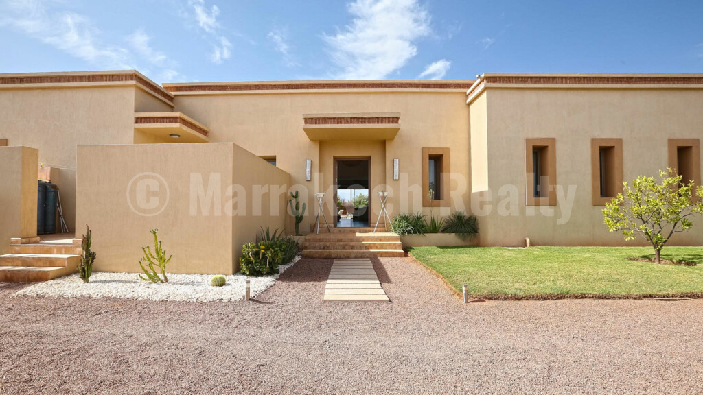 This superb modern 4 bedroom villa seeks new owner