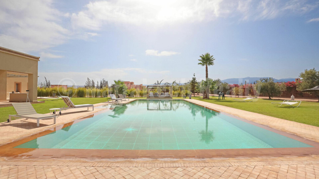 This superb modern 4 bedroom villa seeks new owner