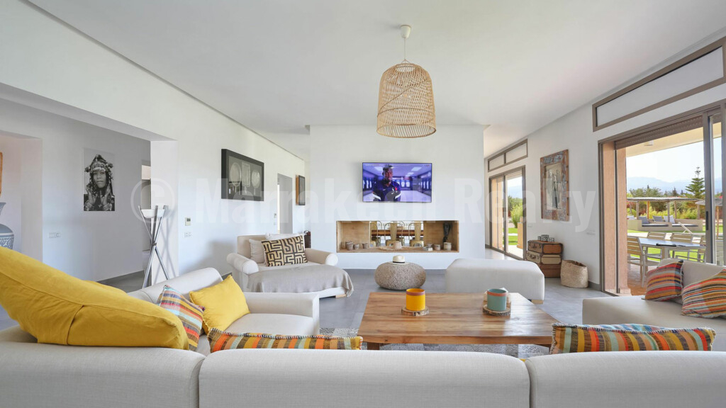 This superb modern 4 bedroom villa seeks new owner