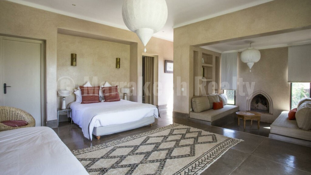 Standout 6 bedroom villa on 1 hectare with prime location