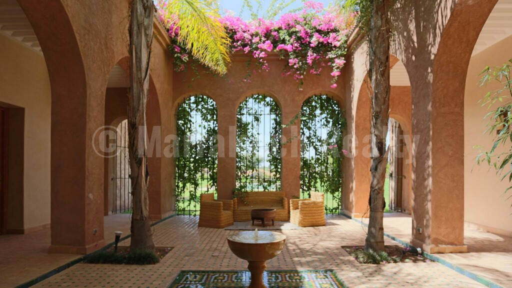 Standout 6 bedroom villa on 1 hectare with prime location