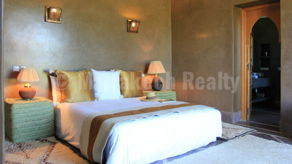 Standout 6 bedroom villa on 1 hectare with prime location