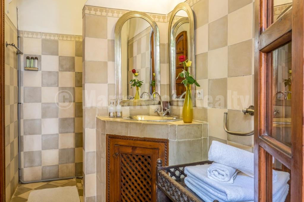 Standout 6 bedroom Riad with excellent location