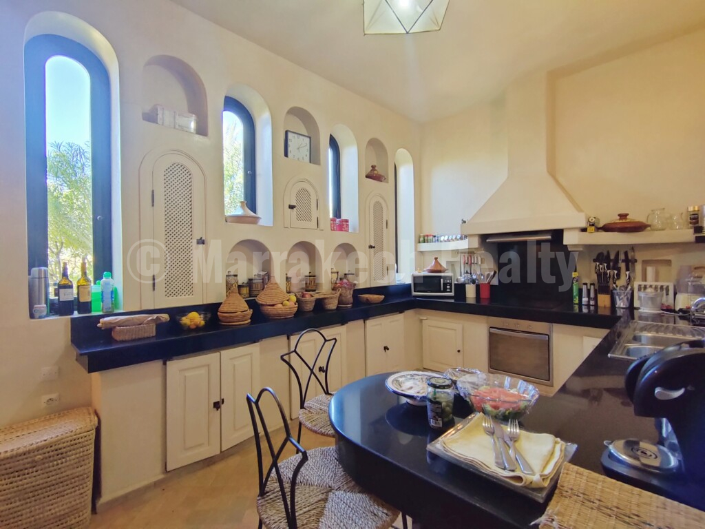 Standout 4 bedroom villa close to major golf courses