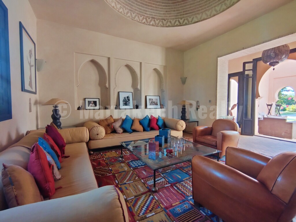 Standout 4 bedroom villa close to major golf courses