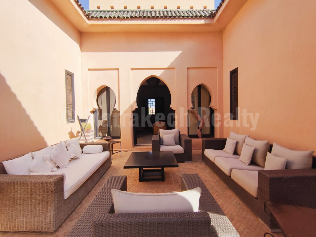 Standout 4 bedroom villa close to major golf courses