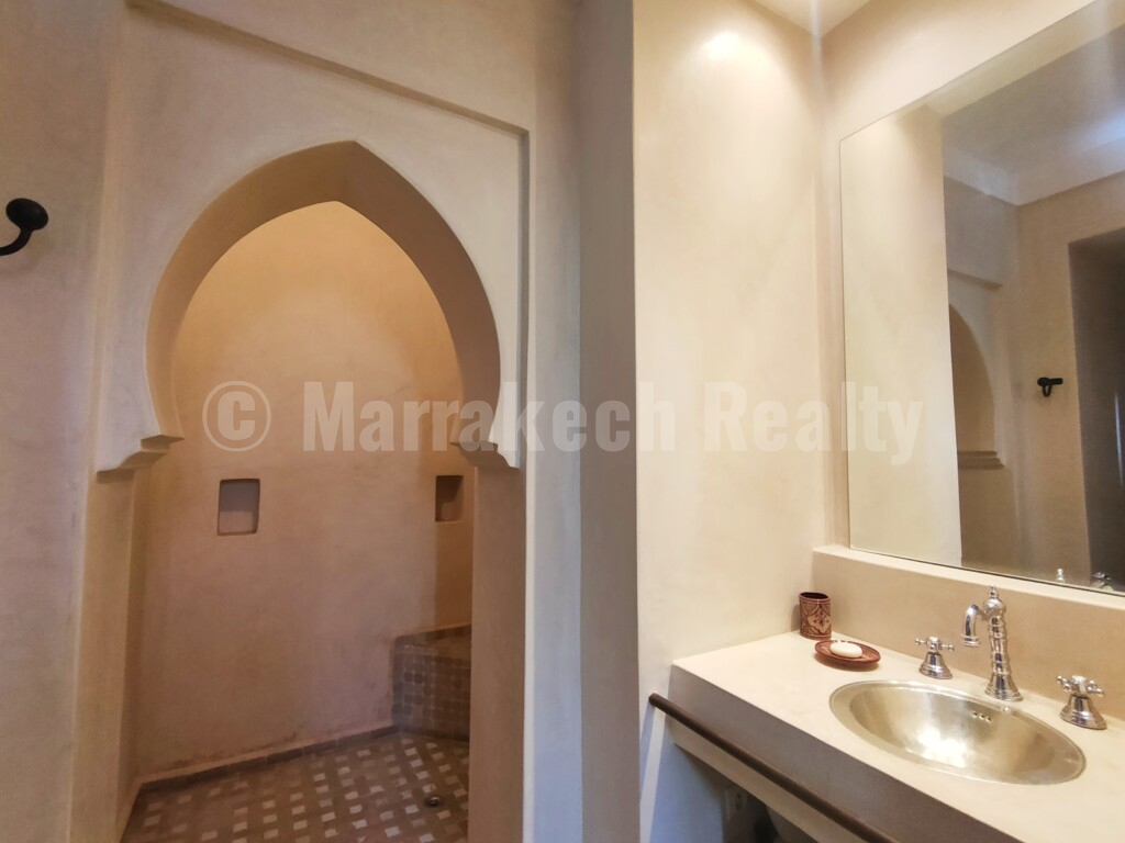 Standout 4 bedroom villa close to major golf courses