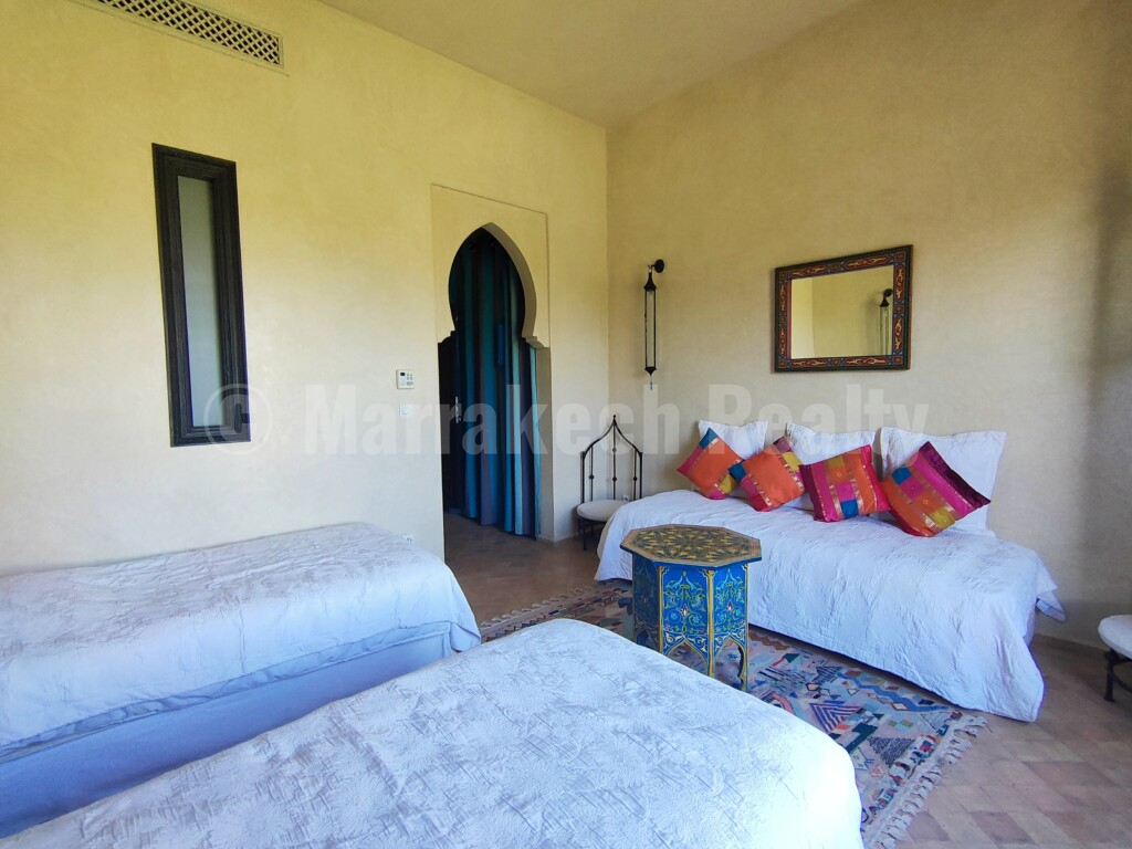 Standout 4 bedroom villa close to major golf courses