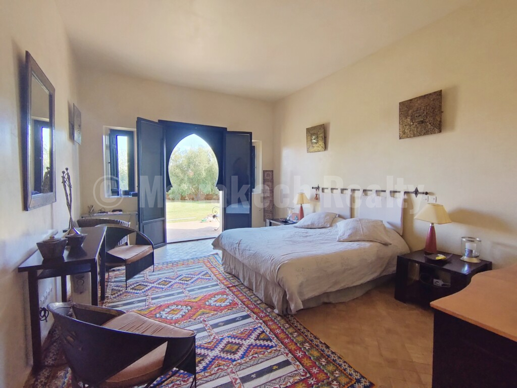 Standout 4 bedroom villa close to major golf courses