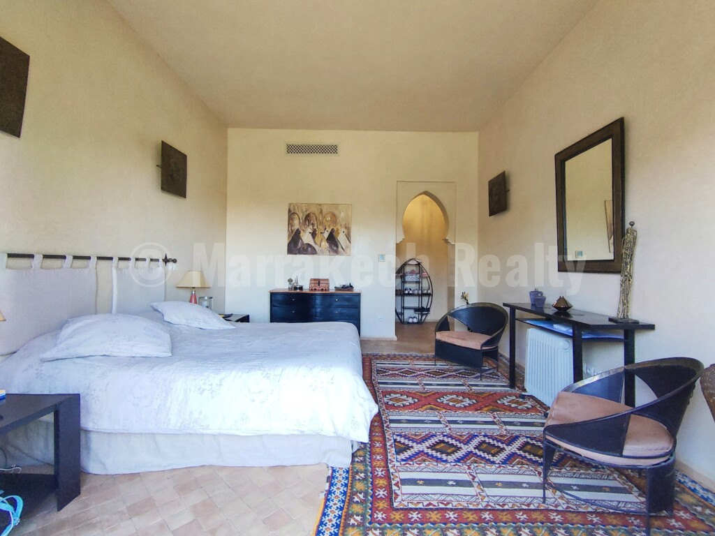 Standout 4 bedroom villa close to major golf courses