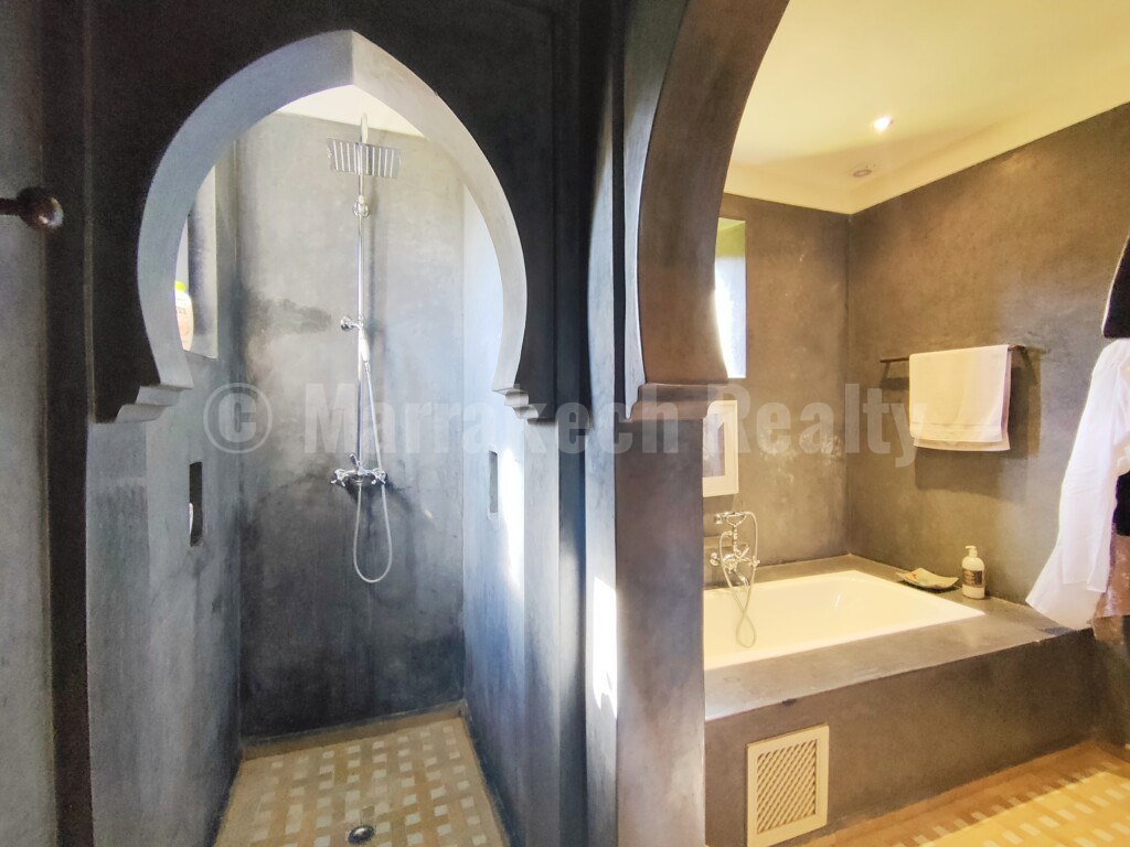 Standout 4 bedroom villa close to major golf courses