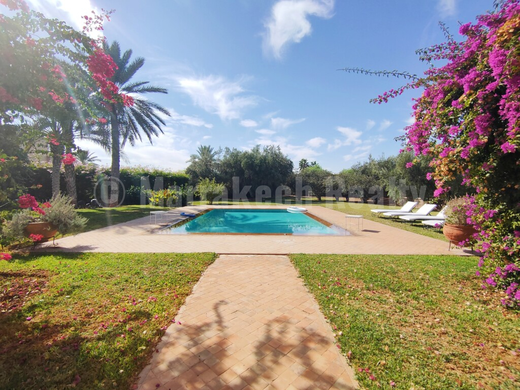Standout 4 bedroom villa close to major golf courses