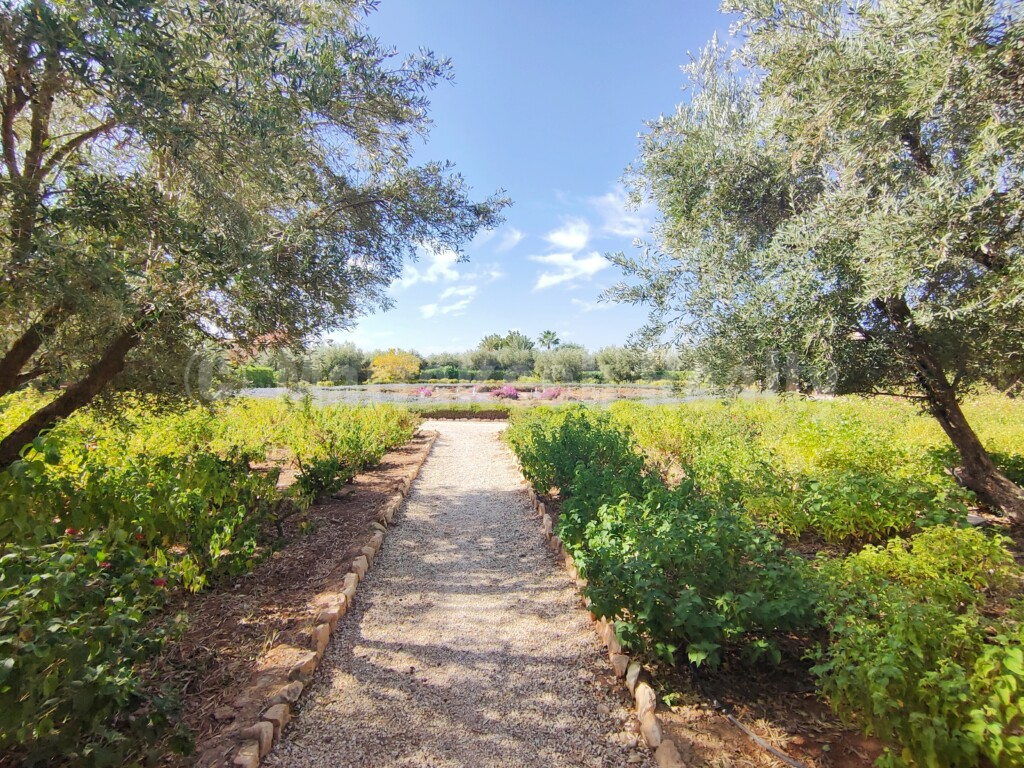 Standout 4 bedroom villa close to major golf courses