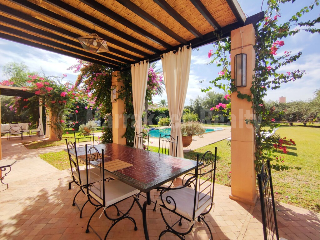 Standout 4 bedroom villa close to major golf courses