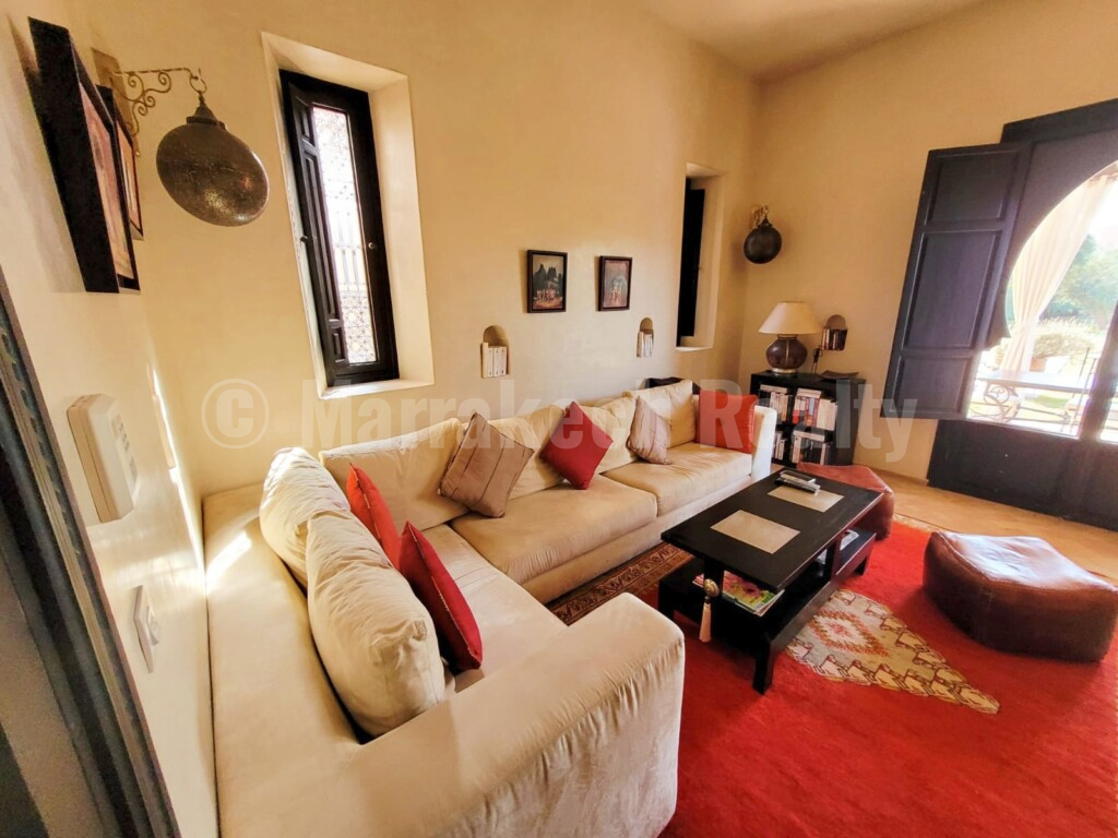 Standout 4 bedroom villa close to major golf courses