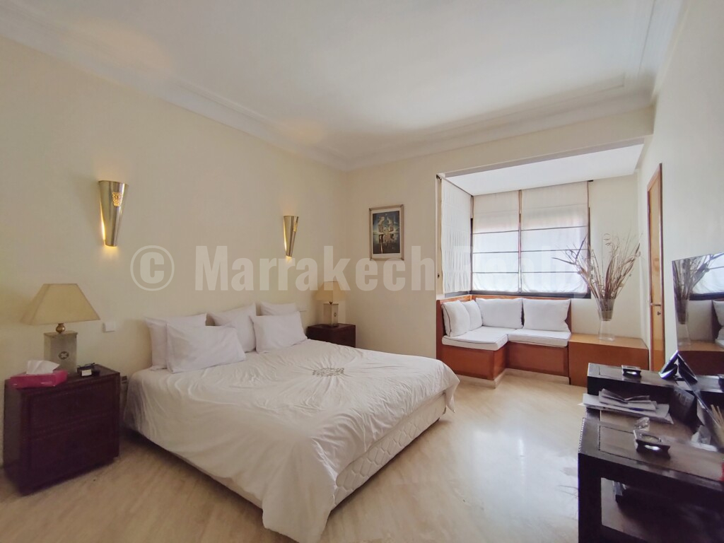 Standout 2 bedroom apartment with terrace and prime location