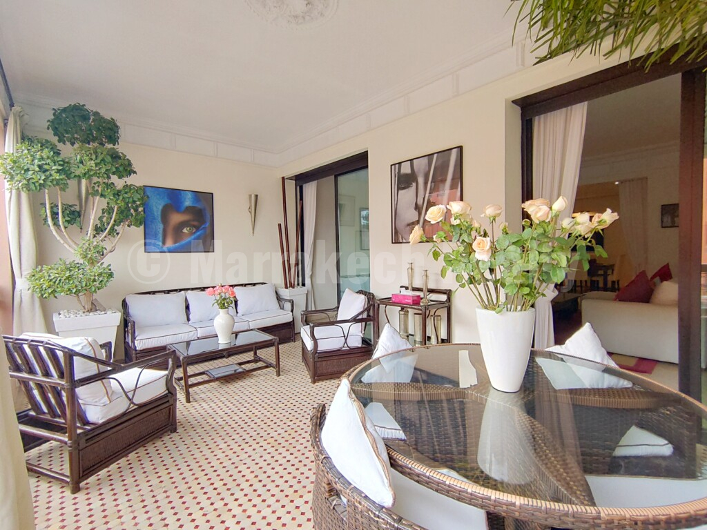 Standout 2 bedroom apartment with terrace and prime location