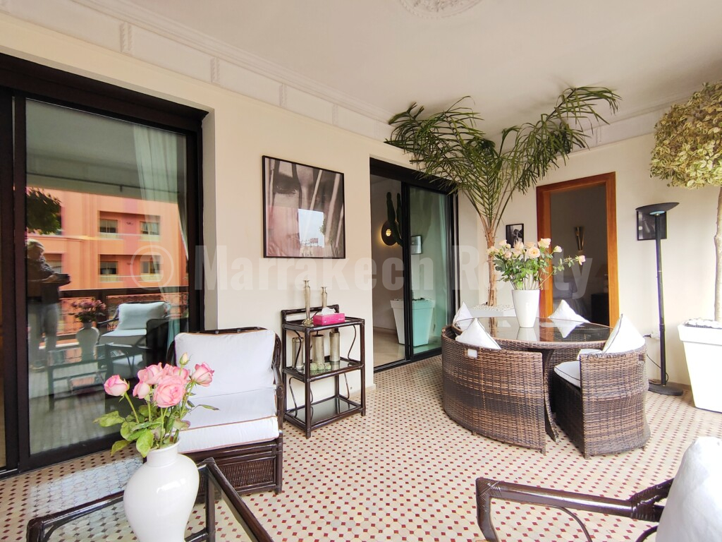 Standout 2 bedroom apartment with terrace and prime location