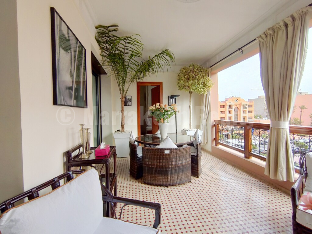 Standout 2 bedroom apartment with terrace and prime location