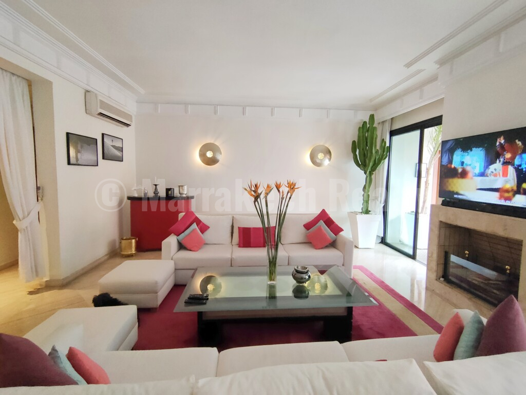 Standout 2 bedroom apartment with terrace and prime location