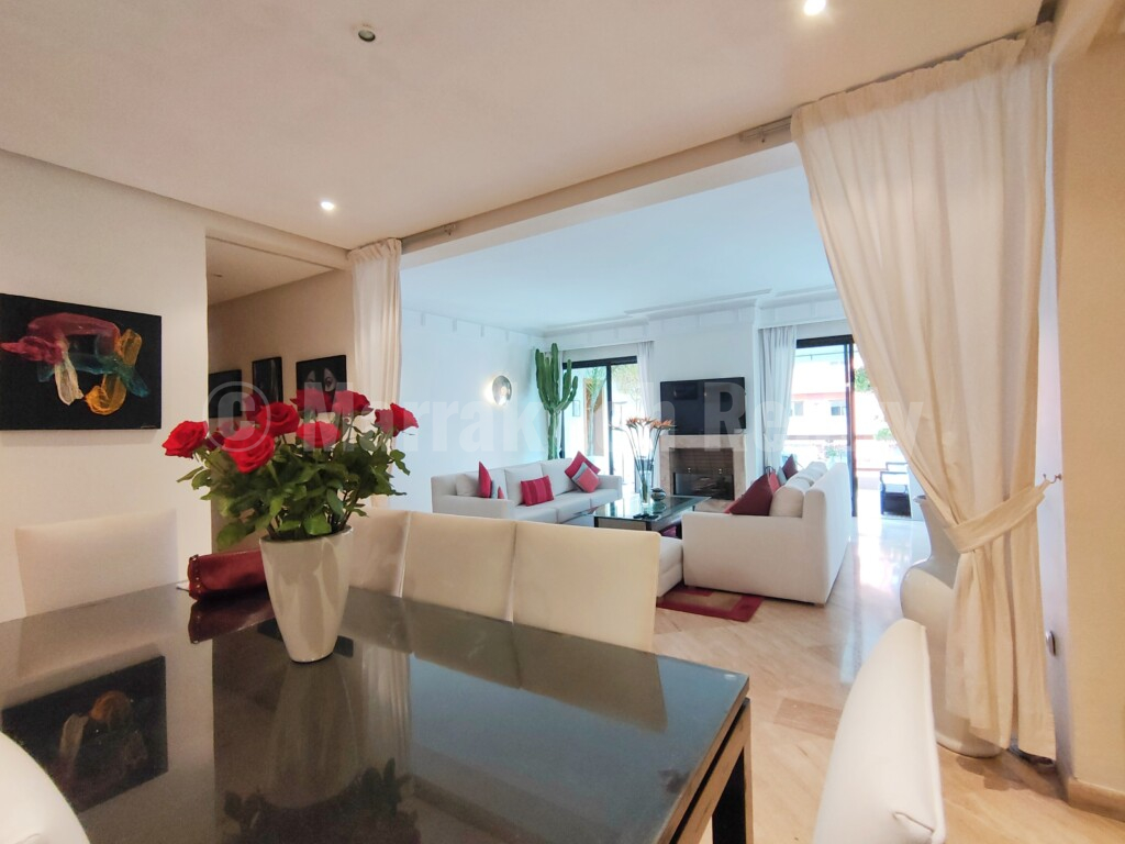 Standout 2 bedroom apartment with terrace and prime location