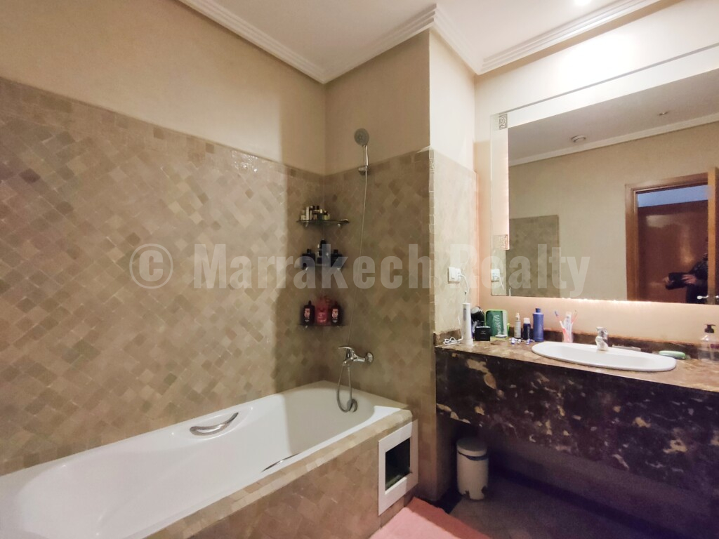 Standout 2 bedroom apartment with terrace and prime location