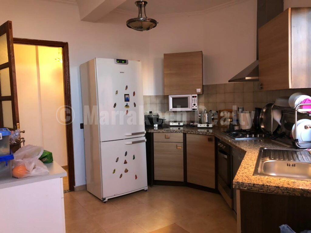Appartement de 2 chambres face au Lycée Français