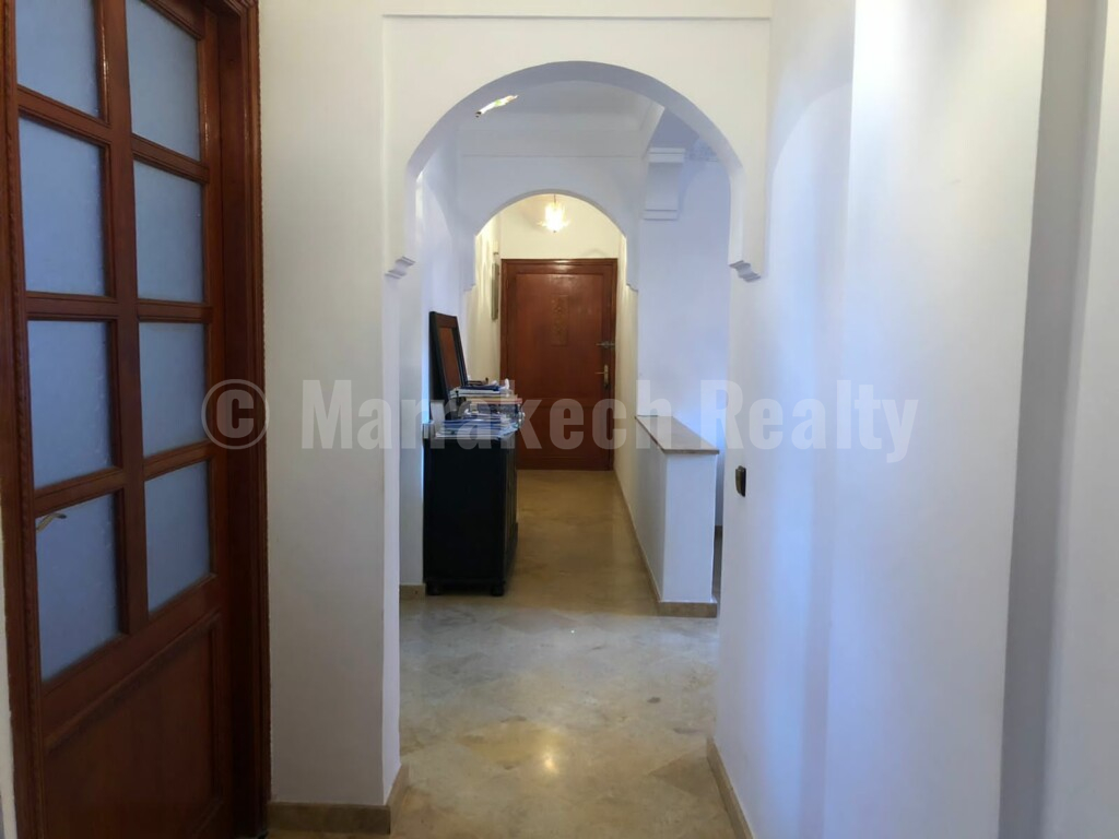 Appartement de 2 chambres face au Lycée Français