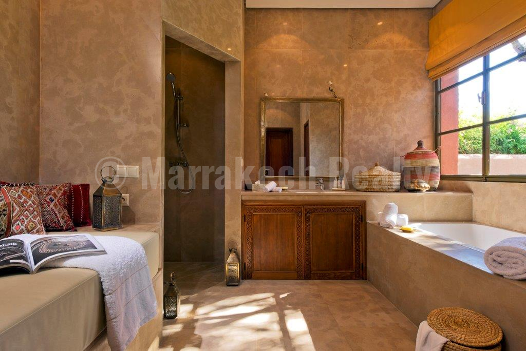 Elegant 6 bedroom villa for sale in an exclusive golf gated community