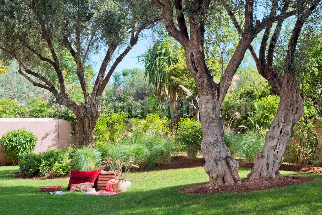 Elegant 6 bedroom villa for sale in an exclusive golf gated community