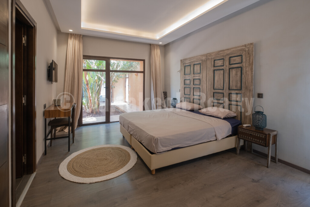 Superb contemporary 8 bedroom property close to Marrakech